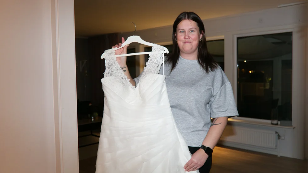 Linnea Essebro skänker bort brudklänningen som aldrig kom till användning.