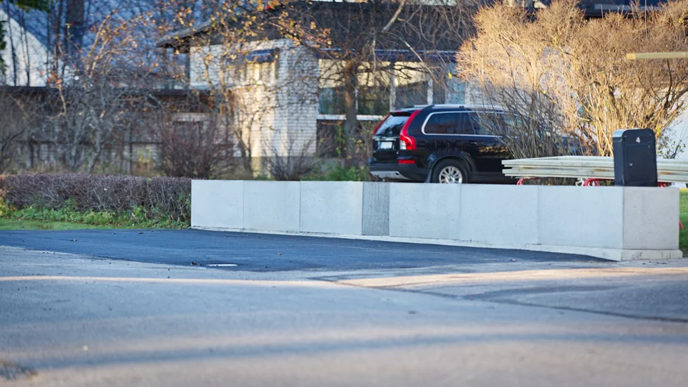 Fastighetsägarna har asfalterat ett område mellan tomtgränsen och gatan bredvid utfarten till deras villa i Piteå. 