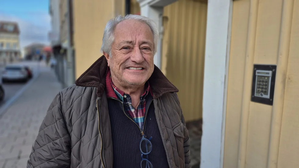Mikael Sandström, ordförande i Bevara Vimmerby, hade kämpat för att Näktergalen inte skulle rivas. Den 31 oktober 1994 brann det i huset och räddningstjänstens plan var att yxa väggen från insidan. "Jag sa att det fanns historiska väggmålningar i huset och man gick in från utsidan istället."