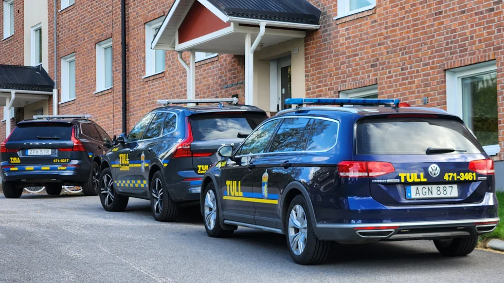 Tullverket tillsammans med polisen gjorde husrannsakan på de misstänktas adresser.