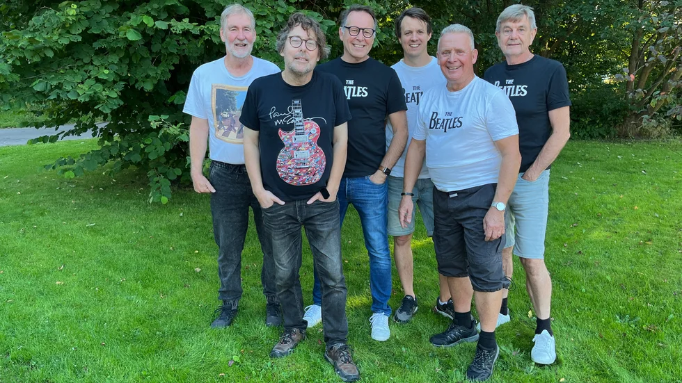 With the Beatles. Från vänster: Tom Boman (bas), Thomas Poppe (sång), Lars Thunberg (keyboard), Fredrik Södertun (sologitarr), Jan Nilsson (trummor) och Rolf Hamark (rytmgitarr).