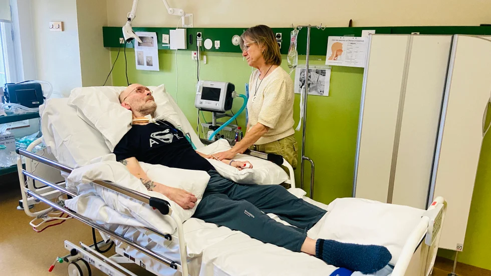 "Flera gånger har han visat dem, som säger att han inte kan bli bättre, fel. Han gör små men viktiga framsteg. Men ingen vet om Göran kommer att kunna andas själv, om han kan gå och äta på egen hand i framtiden. Och nu den här ovissheten kring vart han ska hamna... Den tar knäcken på oss båda." Göran Persson och Claudia Muraszombathi gråter tillsammans över politikernas beslut att stänga den livsviktiga rehabavdelningen på Mälarsjukhuset.