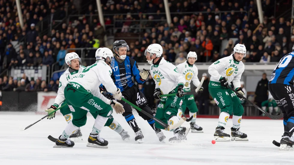 Nils Bergström omgiven av vitklädda Hammarbyspelare i annandagsmatchen på Studenternas.