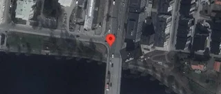 Personbil står still på E4 – ett körfält blockerat