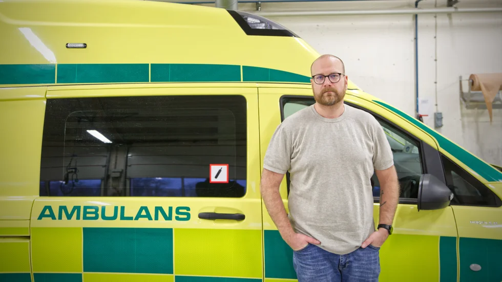 Ambulanschef Oscar Olin tycker att nattens attack mot hans personal är ”bedrövlig”.