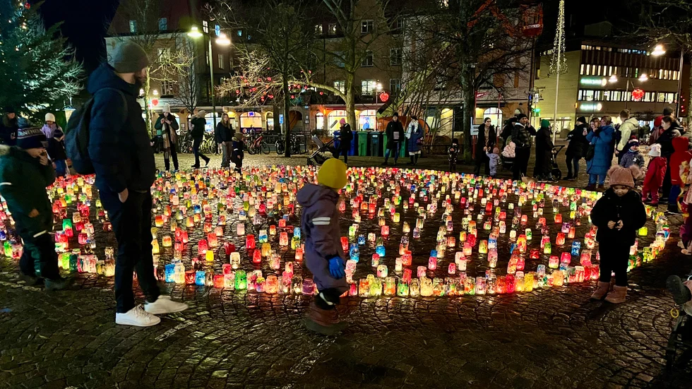 I kvällsmörkret glimmar förskolebarnens alla ljuslyktor som ett fridfullt fyrverkeri.