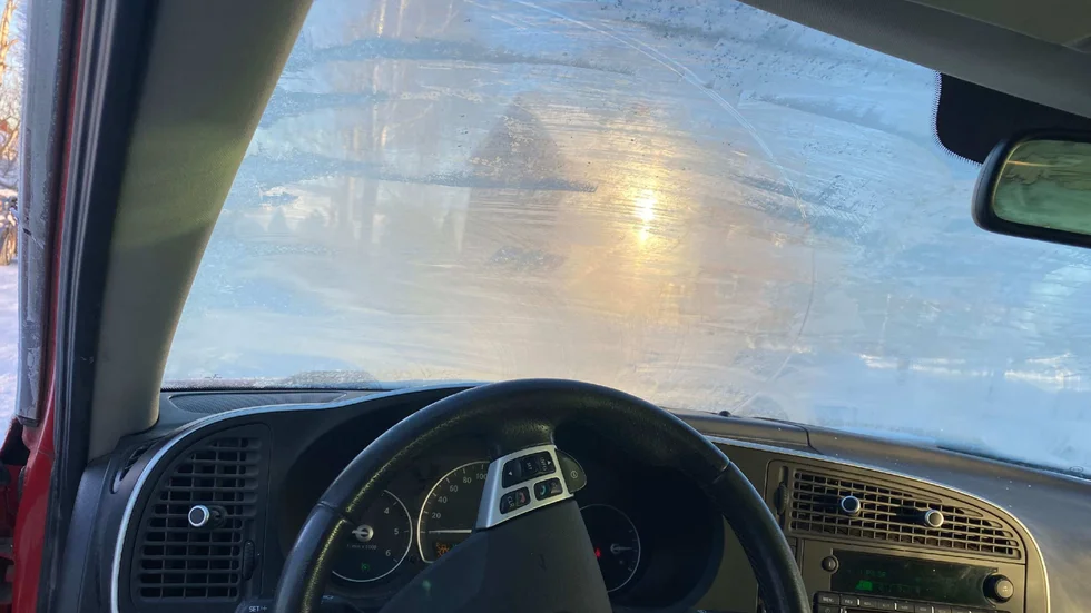 Så såg bilen ut inifrån direkt efter att polisen stoppat mannen. Polismannen, som rapporterat föraren, konstaterar att även solen låg på vilket medförde att det inte gick att se något alls.