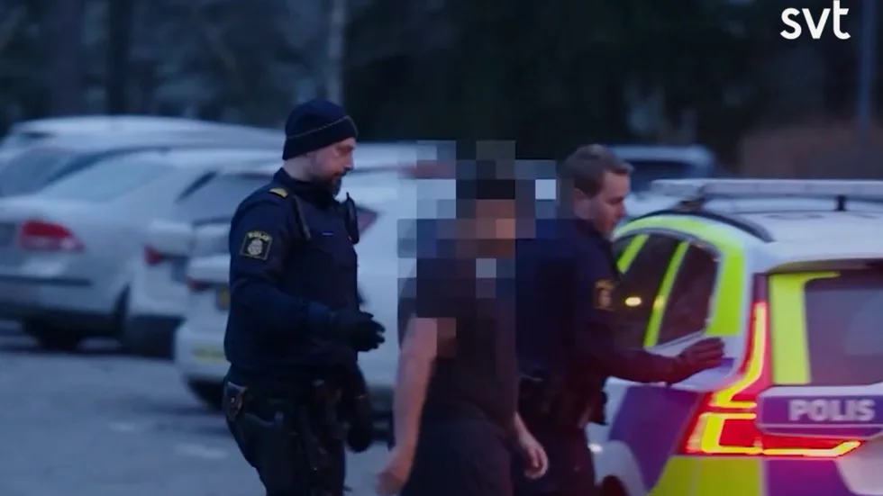 En av ynglingarna, som var 18 år vid tillfället grips i Eskilstuna. Nu åtalas han för grovt bedrägeri, enligt SVT.