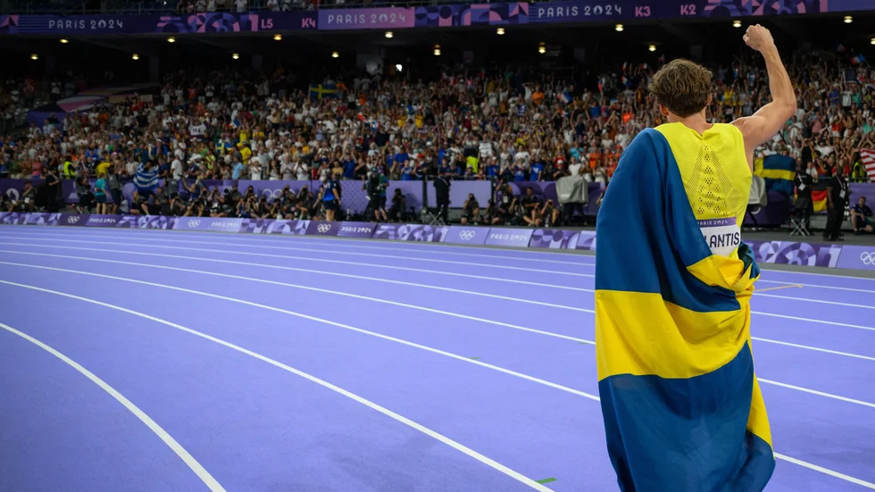 Armand Duplantis firar med ärevarv efter OS-guldet och världsrekordet på Stade de France.