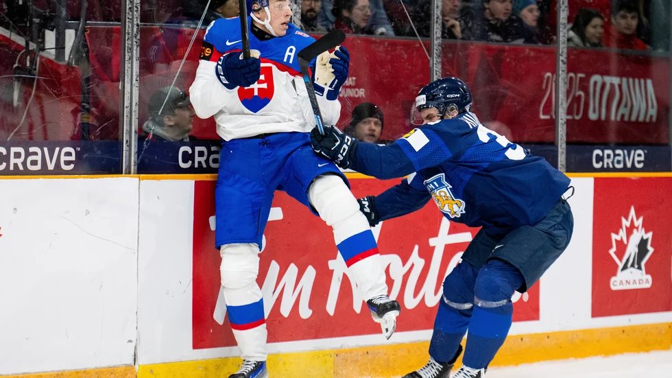 Slovakiens Juraj Pekarcik, till vänster, och Finlands Arttu Tuhkala tampas i kvartsfinalen i junior-VM, en match som Finland vann med 5–3.