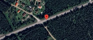 Stillastående lastbil stör trafiken på väg 40