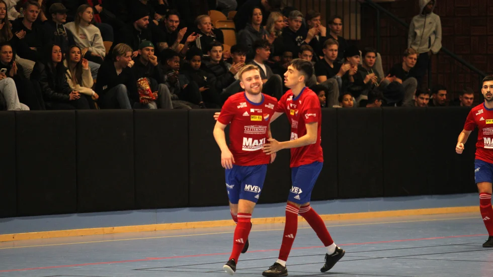 Boren cup 2025. Hampus Stark har gjort 1-0 för Boren 2 mot Sleipner i finalen. Gratuleras av Emil Civgin. Sleipner vände och vann, men Boren kunde ändå ståta med ett starkt silver och ett väl genomfört arrangemang. Som dock kan bli större.