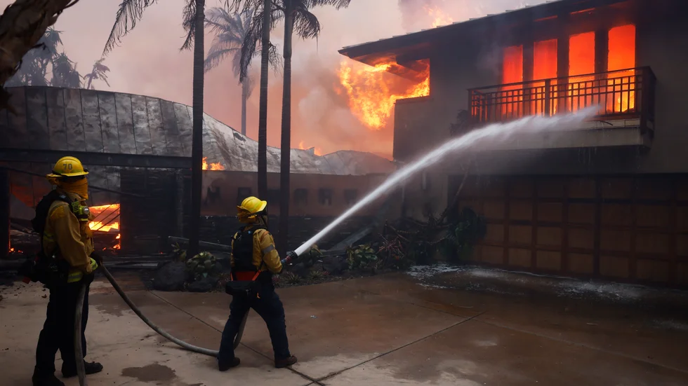 Räddningstjänsten bekämpar branden i stadsdelen Pacific Palisades i Los Angeles.