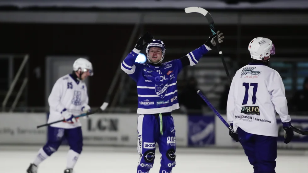 Olle Gustavsson gjorde 5-4 på straff, men ändå blev det bara 5-5 mot Åtvidaberg. Nu spelar IFK i hall på söndag, borta mot Åby/Tjuredas reserver.