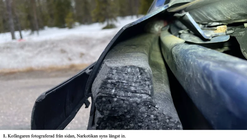 Männen hade gömt drogerna i kofångaren under färden från Luleå till Arjeplog, men som tog stopp längs riksväg 94 utanför Arvidsjaur.