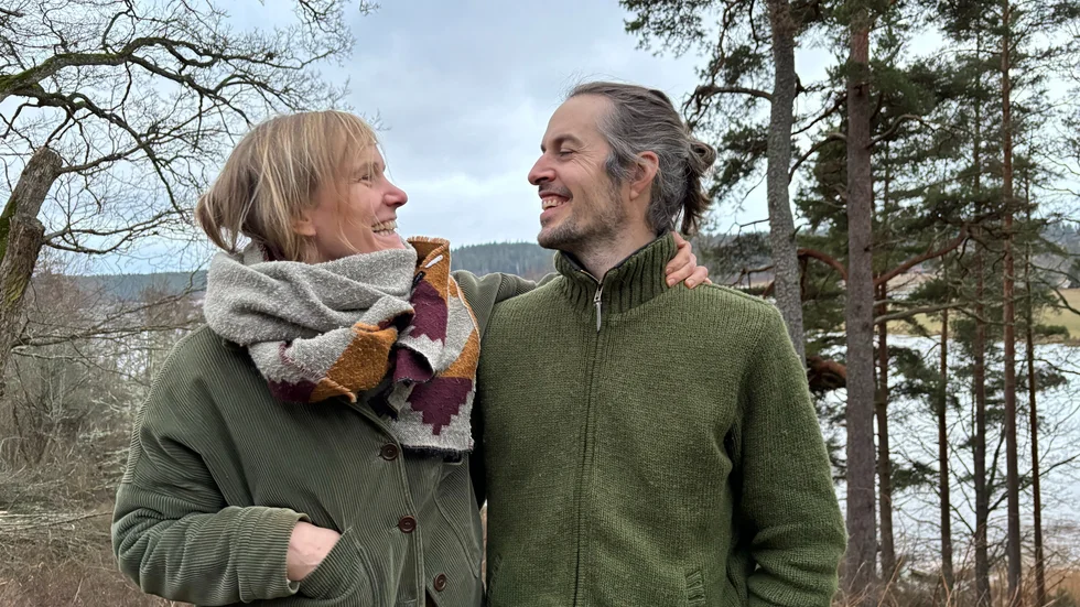 För nästan ett år sedan packade de sina saker och flyttade från Amsterdam. Nu skapar Anne van Oudheusden och Henrik Looij en ekogård för odling samt ett retreatcenter med yoga, tystnad och meditation i Sankt Anna.