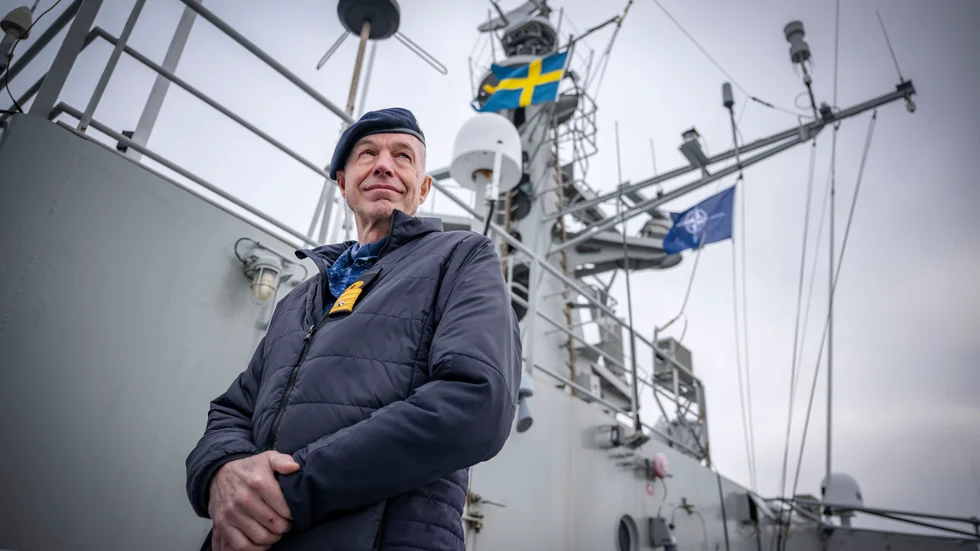 Arjen Warnaar, chef för SNMG1, framför den svenska flaggan och Nato-flaggan ombord på HMS Carlskrona.