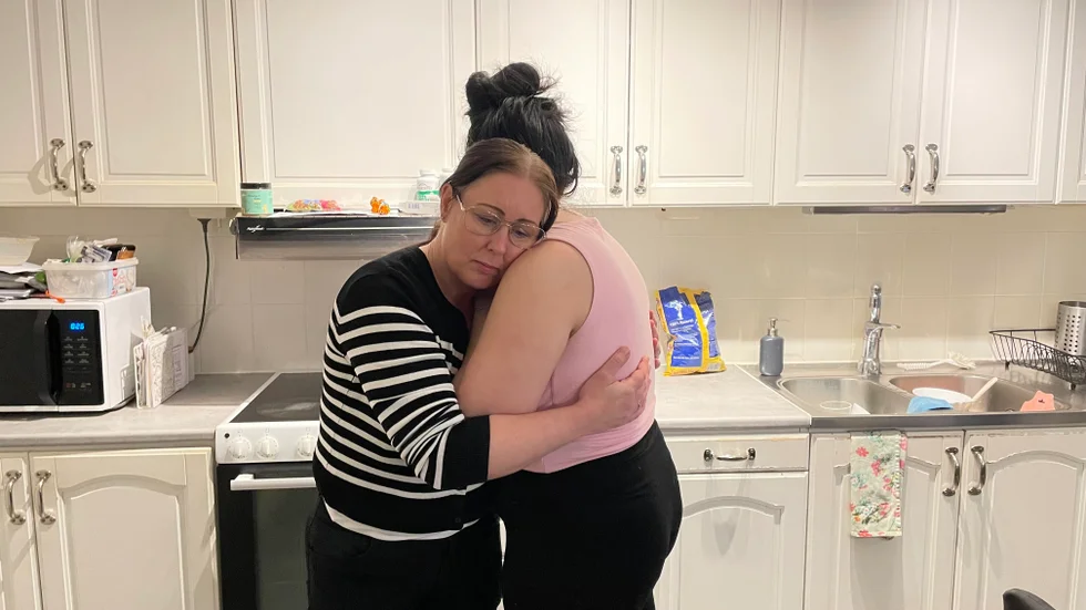 "Jag trodde hon dog framför mina ögon", säger Therese Bäcklund och kramar om sin dotter Josefin Bäcklund Veliz.