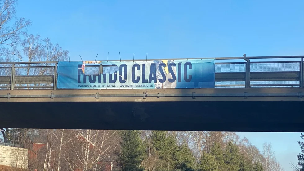 Mondo Classics banderoll har på Kungsängsleden har vandaliserats. Någon har klippt ut Armand Duplantis skor.