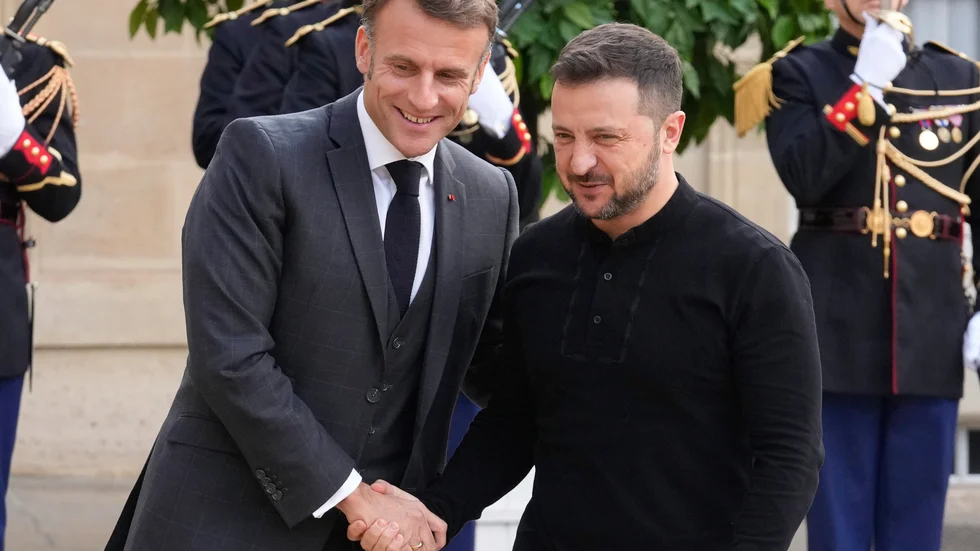Frankrikes president Emmanuel Macron och Ukrainas dito Volodymyr Zelenskyj vid ett tidigare möte i oktober förra året.