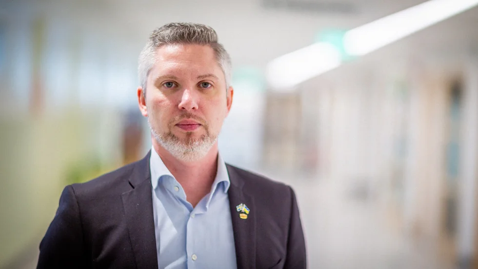 Högste regionpolitikern i Sörmland Christoffer Öqvist, förklarar att tjänstemännen i regionledningen såg tydligt hur den våldtäktsdömde läkaren skulle frikännas i hovrätten. Och därför skrev de den frikostiga överenskommelsen med honom, som ger läkaren drygt 700 000 kronor i lön kommande halvår.