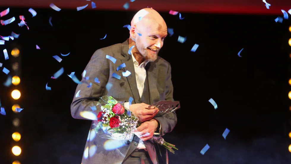 Jesper Forsman fick ta emot hederspriset och hyllades med stående ovationer. 
