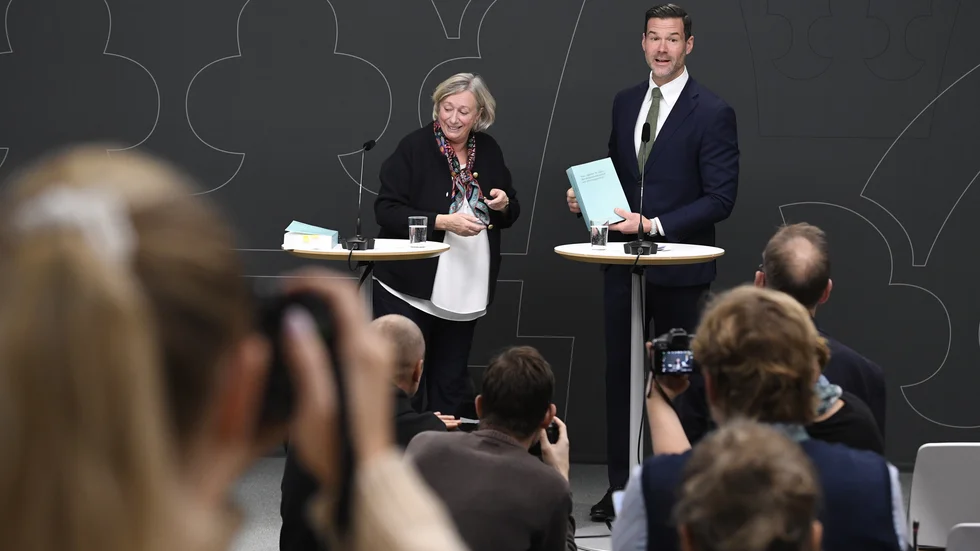 Särskilda utredaren Anita Linder och migrationsminister Johan Forssell (M).