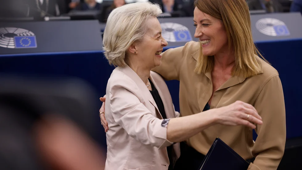 EU-kommissionens ordförande Ursula von der Leyen kramas om av EU-parlamentets talman Roberta Metsola efter onsdagens omröstning i Strasbourg.