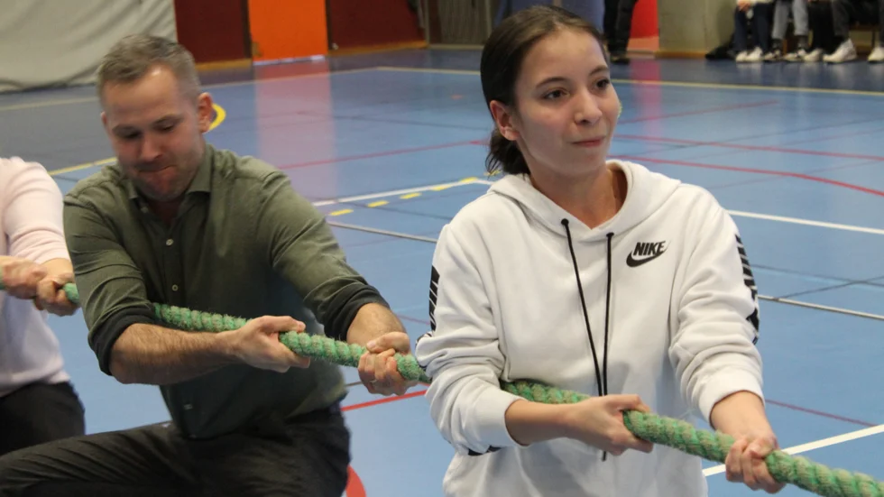 Lärarna drog och slet i dragkamperna mot eleverna i Hagadal.
