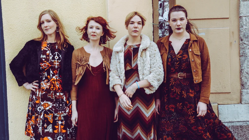 Dragon Dolls består av Linda Brandemark, Ellinor Skagegård, Saga Hävermark och Tora Hävermark.