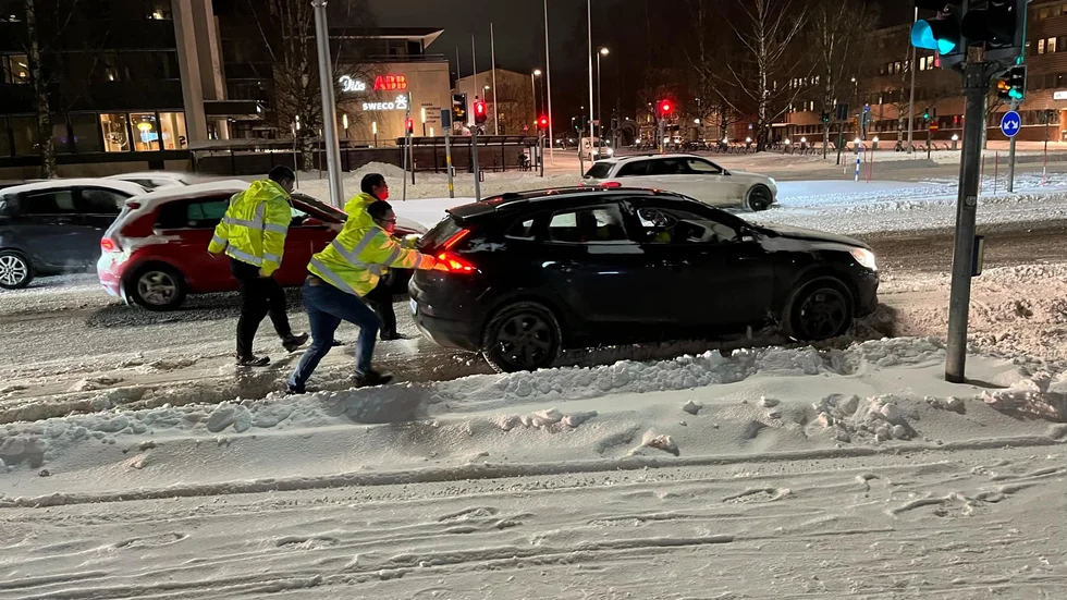 Skribenten vill tacka de som höll avståndet i trafiken under de senaste snöovädret – och skälla på de som inte gjorde det.