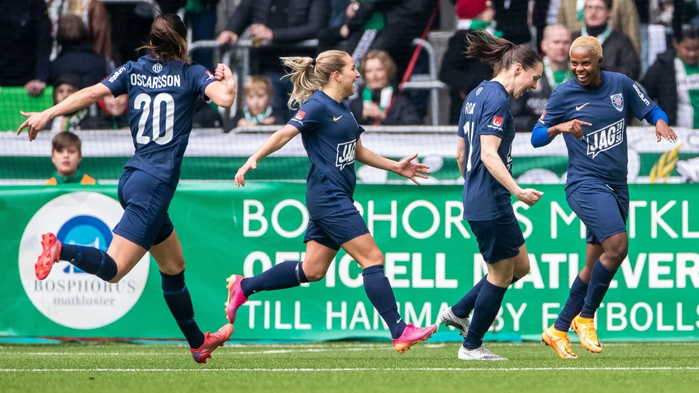 Sonia Okobi-Oke (längst till höger) firar bland annat ihop med Felicia Rogic efter ett Unitedmål borta mot Hammarby.