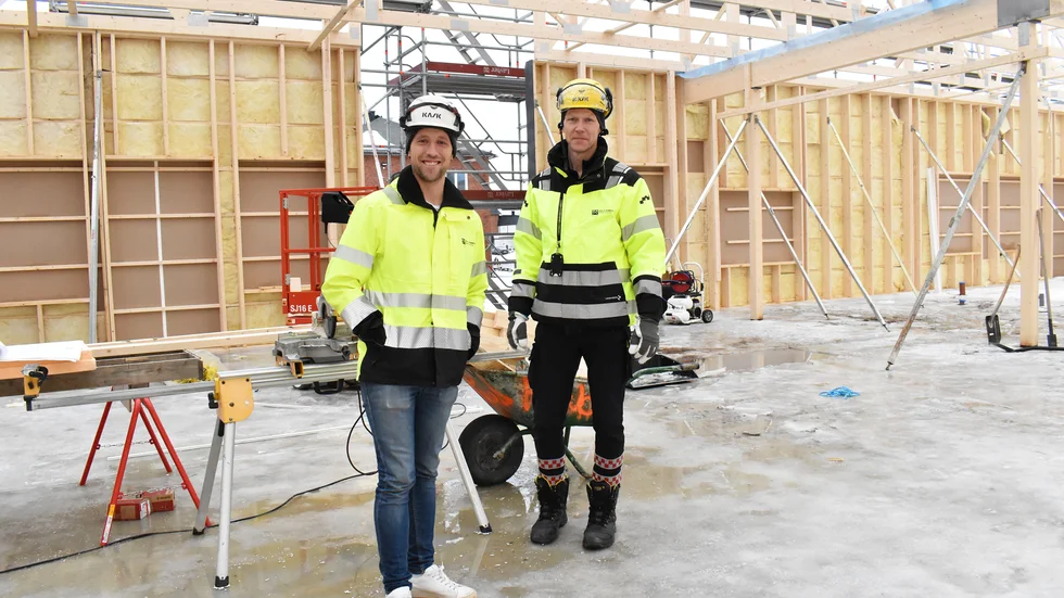 Olle Ögren och Per Bertilsson, fastighetschef respektive teknisk chef på Malå kommun, tycker att det känns bra att bygget nu är i full gång. ”Det är kul för samhället”, säger Olle Ögren.