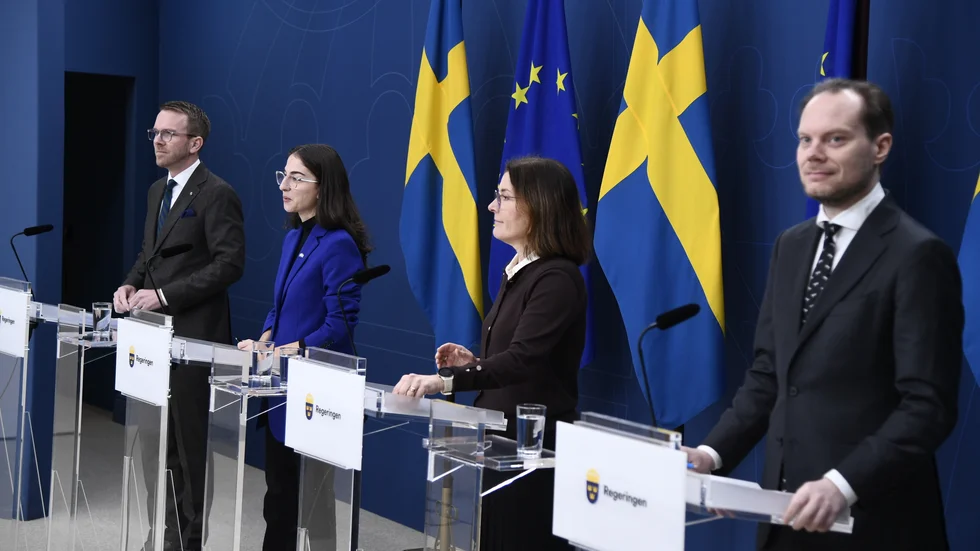 Andreas Carlson (KD), infrastruktur- och bostadsminister, Romina Pourmokhtari (L), klimat- och miljöminister, Karin Enström (M), partisekreterare, och Martin Kinnunen (SD), miljöpolitisk talesperson, vid en pressträff på måndagen.