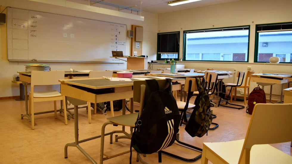 Ibland måste man se bortom siffror och statistik och titta på verkligheten. Vi måste satsa på våra barn och unga, de är vår framtid, skriver insändarskribenterna med anledning av nedskärningar inom skolan i Nyköping.