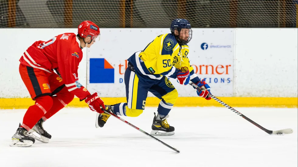 Johan Persson har pucken för Oxford city stars. Efter många år har den förre Motala AIF-spelaren i vinter gjort comeback på rinken. Den brittiska tredjeligan är hans hemvist.