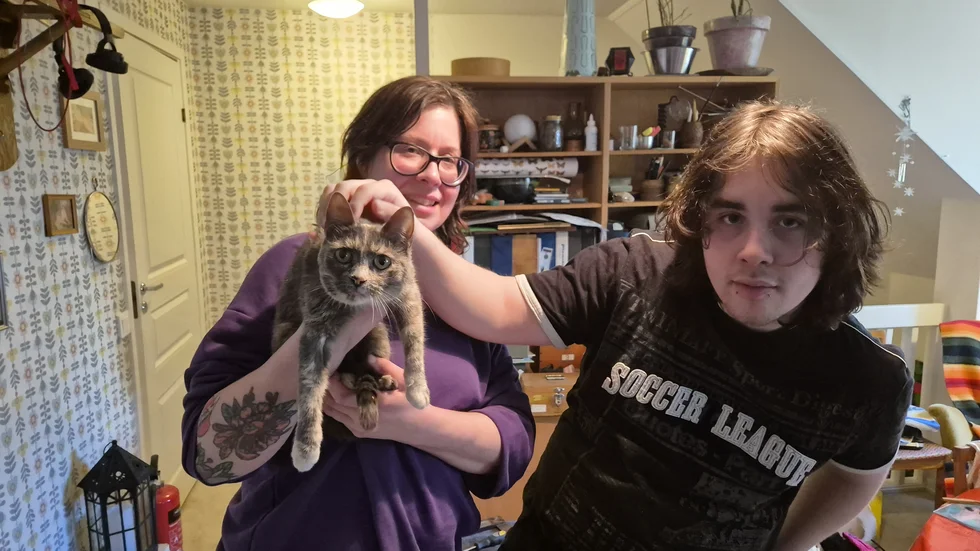 Katten Sushi har kommit hem. Innekatten försvann efter att ha råkat i slagsmål med en grannkatt som tog sig in hos familjen Vega. Matte Elin och lillhusse Vincent kan andas ut efter nästan tre veckor av letande.