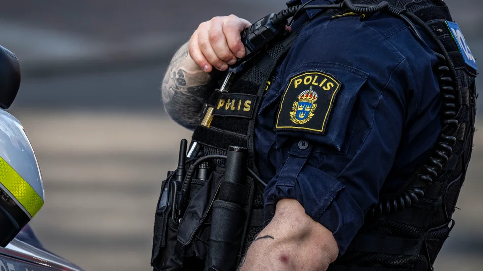 Mannen greps av polis misstänkt för misshandel av normalgraden och barnfridsbrott.