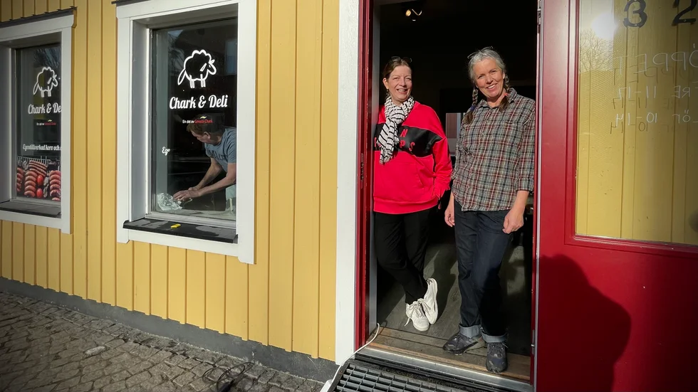 Chatrin Melander och Eric Andersson, Tofsö Deli, och Anneli Wallin, Trosa chark och deli, slår sina påsar ihop och öppnar gemensam delikatessbutik i Annelis butik i centrala Trosa.