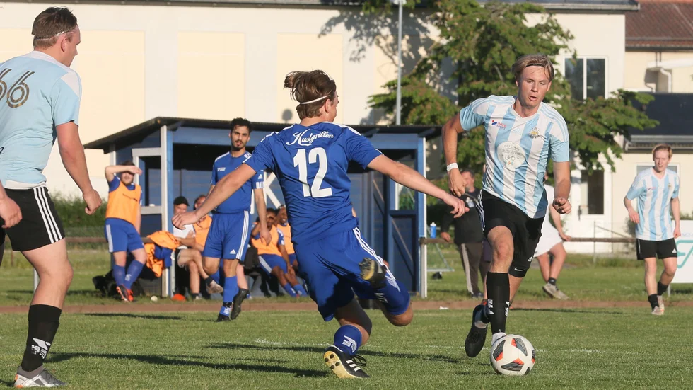 Visby Bois Erik Kellström (randig tröja) under en match mot Klintehamn i våras. I returen mot KIK gjorde han fyra mål.