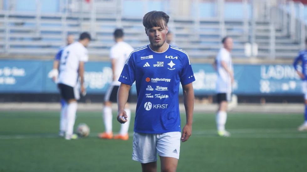 IFK-backen Love Lindbäck, inlånad från AFC, drog på sig en frilägesutvisning som rörde upp hela hemmabänken.