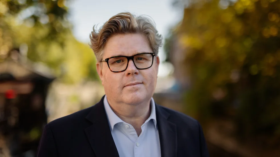 Kommunerna bör få större möjligheter att kolla om de som anställs är dömda eller misstänks för brott. Det anser justitieminister Gunnar Strömmer (M).