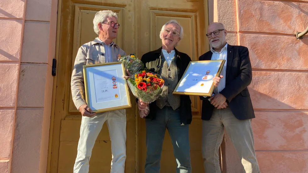 Urban Forsgren och Bengt Söderhäll fick ta emot priset från landshövding Stefan Attefall under fredagen. 
