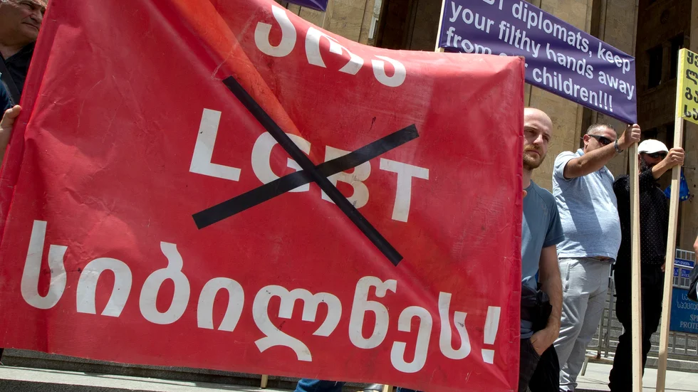 Georgiska ytterhögerpartier och deras anhängare under en protest i samband med prideveckan i Tbilisi 2022.