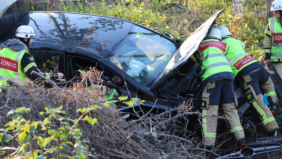 En personbil med två personer körde av Bysjövägen och hamnade ute i terrängen.