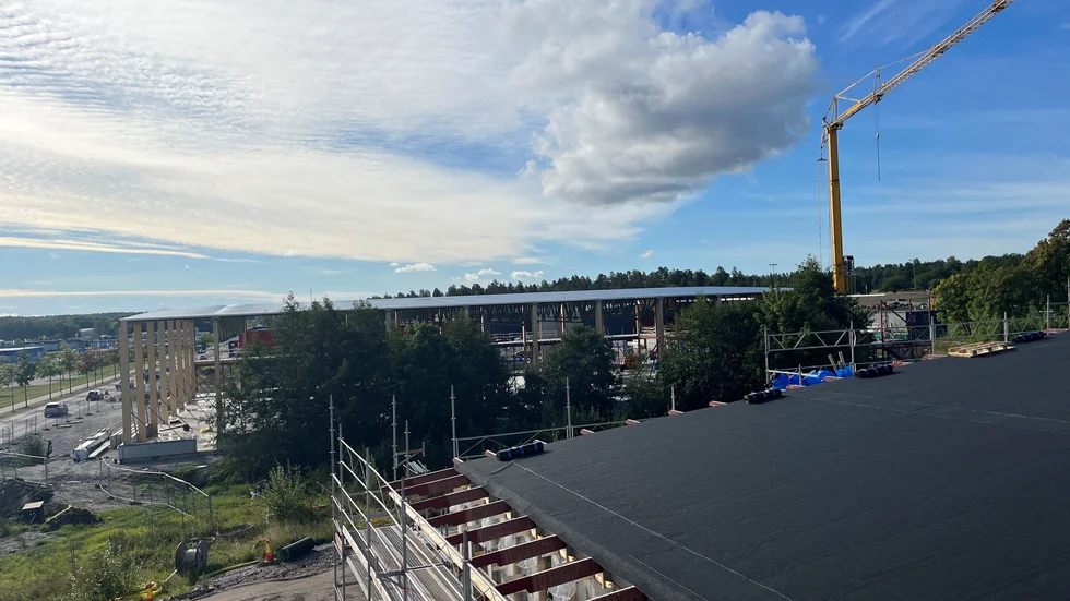 Det var under onsdagen som en byggnadsarbetare föll från taket på den blivande sporthallen (syns i bakgrunden, arkivbild). 