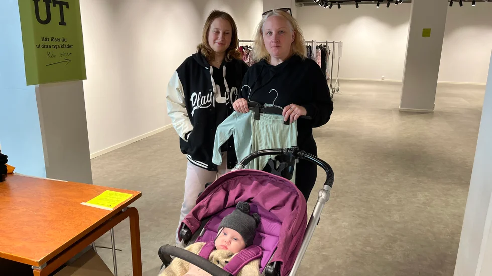 Nellie Andersen och Eleonor Nilsson, Öjebyn, fyndade en hel del babykläder till lilla Ellie, fyra månader.