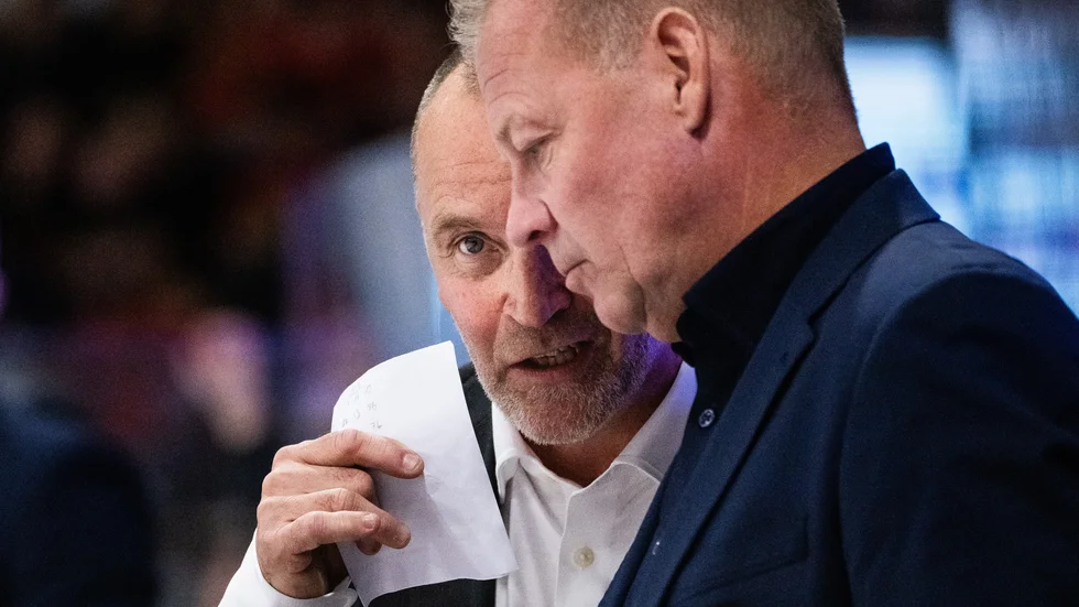 Luleå Hockeys tränare Thomas Berglund och assisterande tränare Henrik Stridh under premiären mot Timrå.