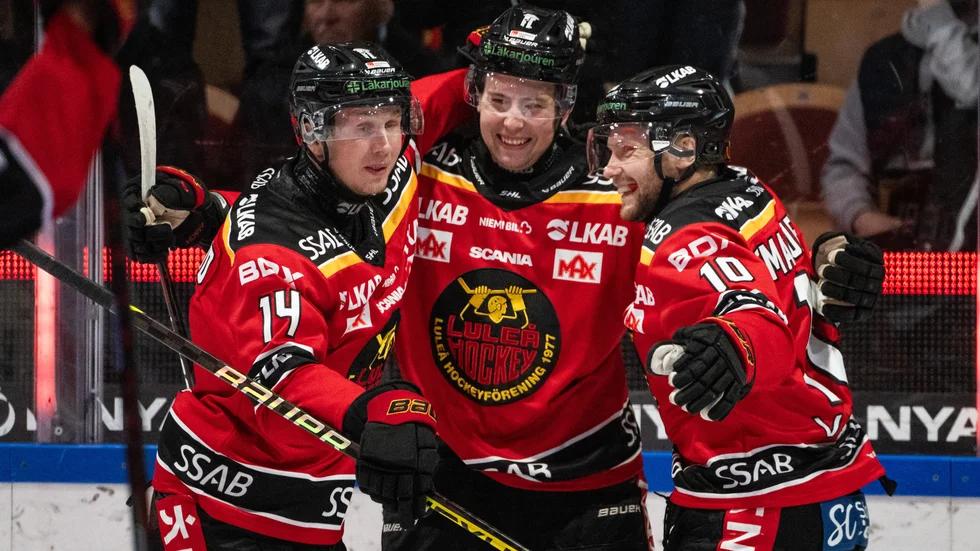 David Granberg firar sitt mål med kedjekamraterna Jonas Berlgund och Einar Emanuelsson.