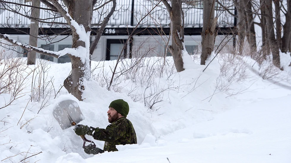 En kanadensisk soldat skottar snö i Newfoundland. Arkivbild från 2020.